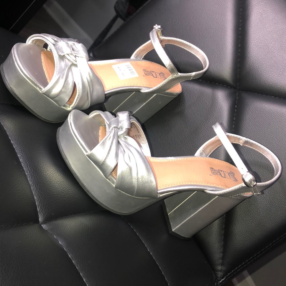 Beautiful silver thick heels 👡from Brash!